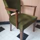 Paire de bridges en velours vert et bois foncé