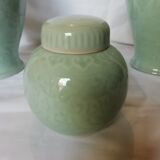 Ensemble de 2 vases à couvercle et 1 pot a gingembre céladon signée