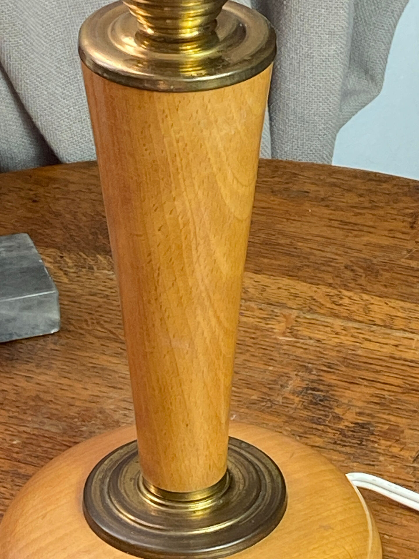 Lampe en bois et laiton, dans le style  Mazda