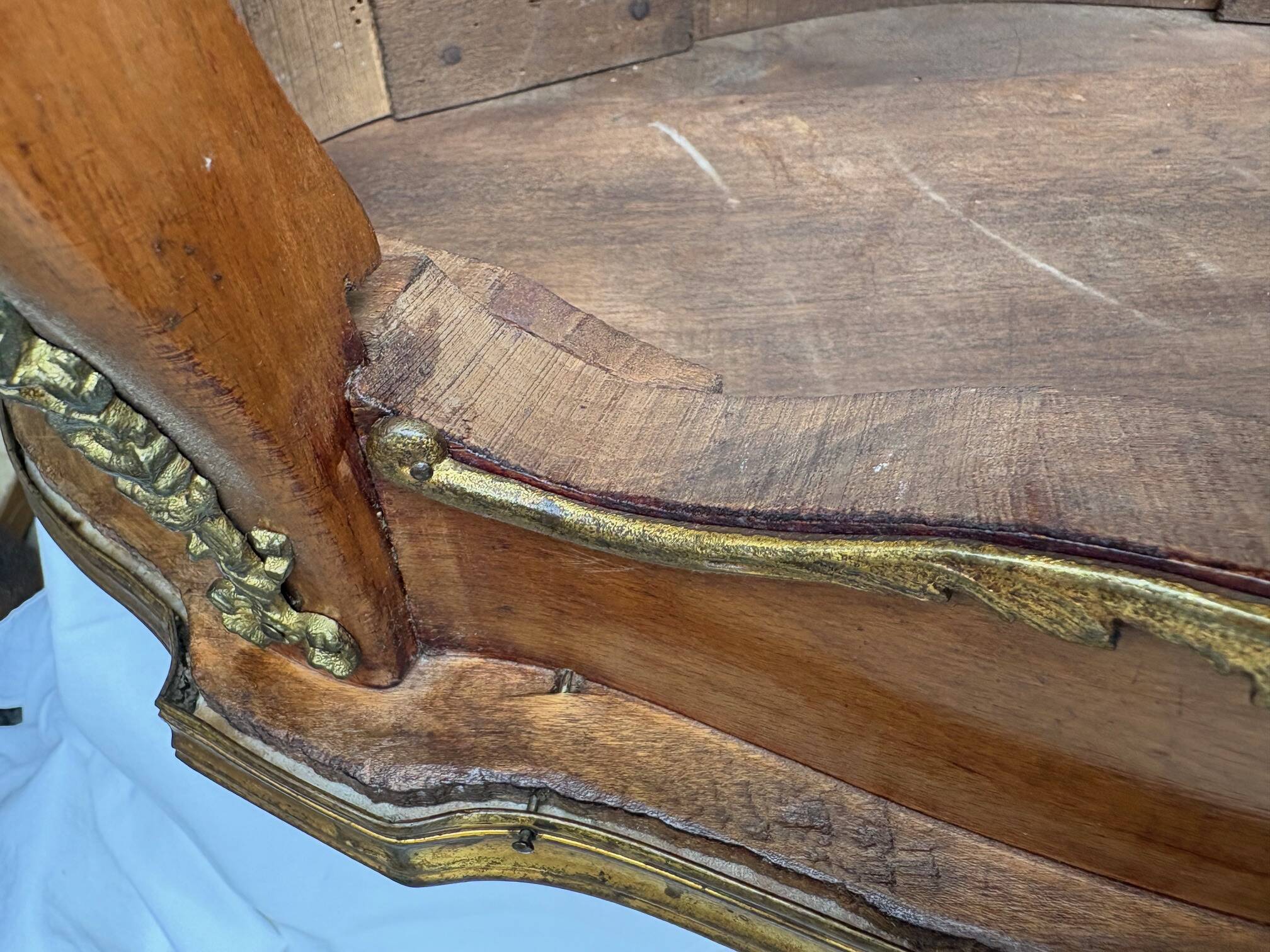 Guéridon ancien Louis XV – marbre rosé et laiton doré – fin XIXᵉ siècle