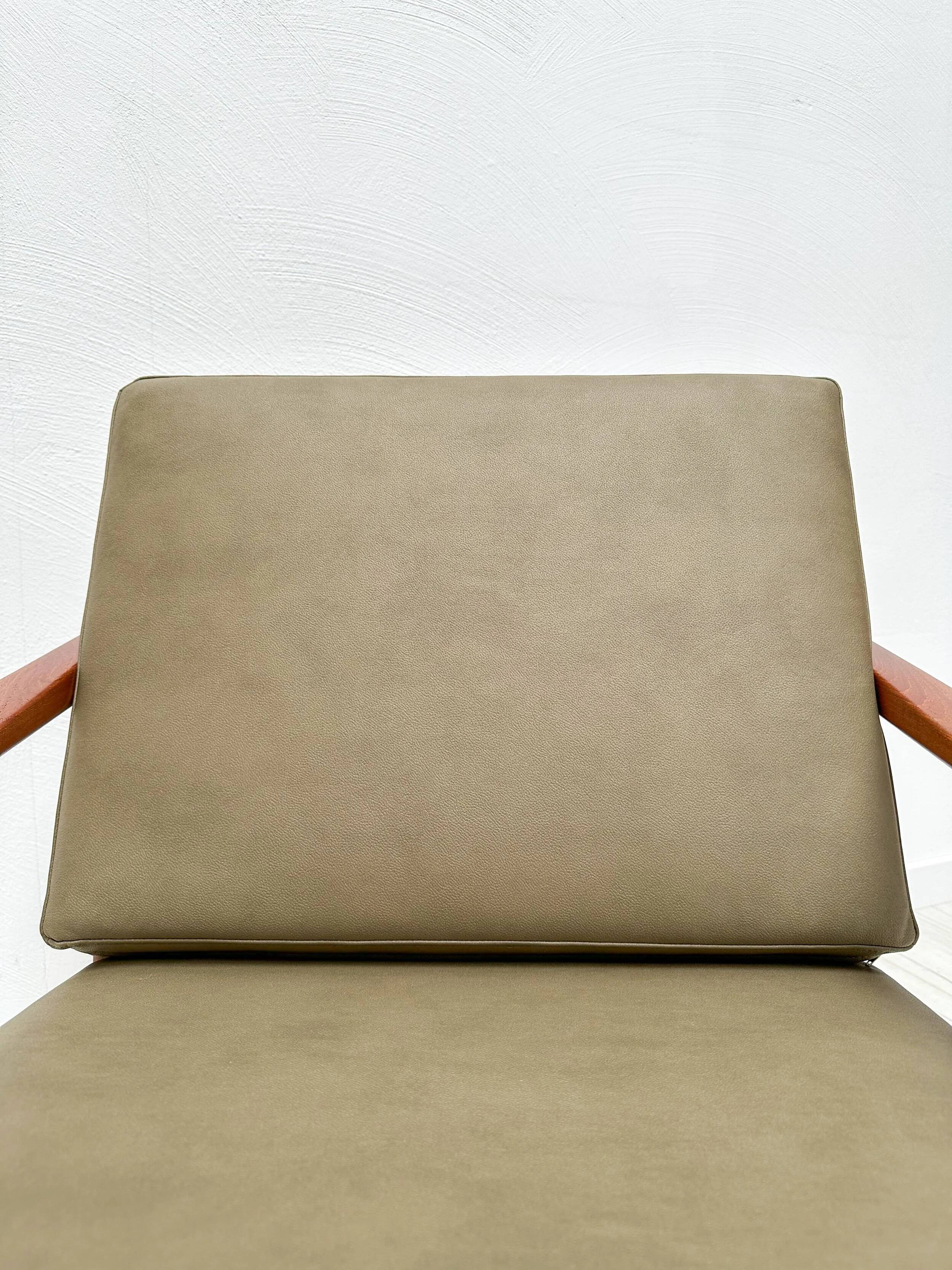 1/2 '60s vintage Danish teak armchair FD 130 by Peter Hvidt & Orla Mølgaard-Nielsen for France & Daverkosen