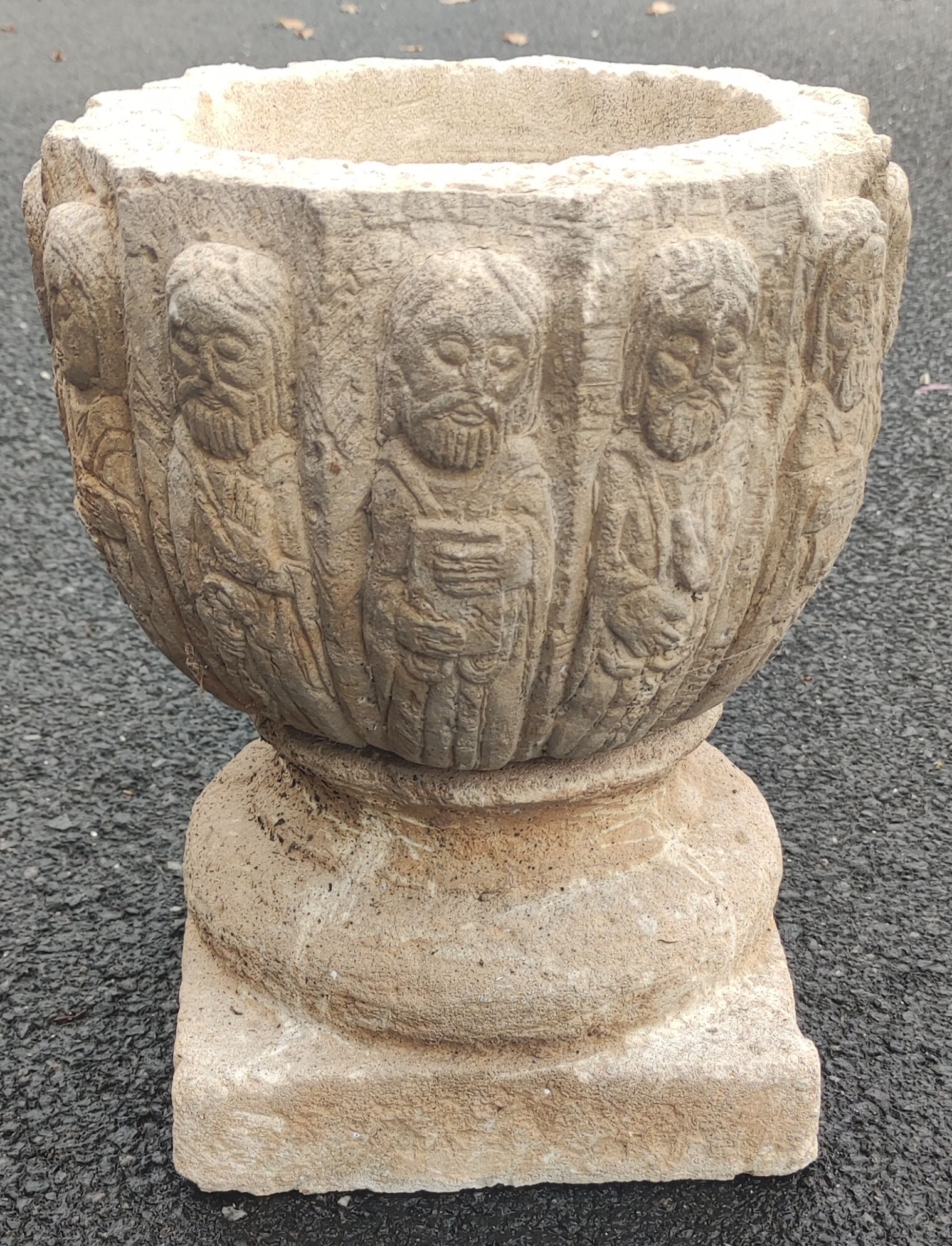Old pot d exterior decoration knights