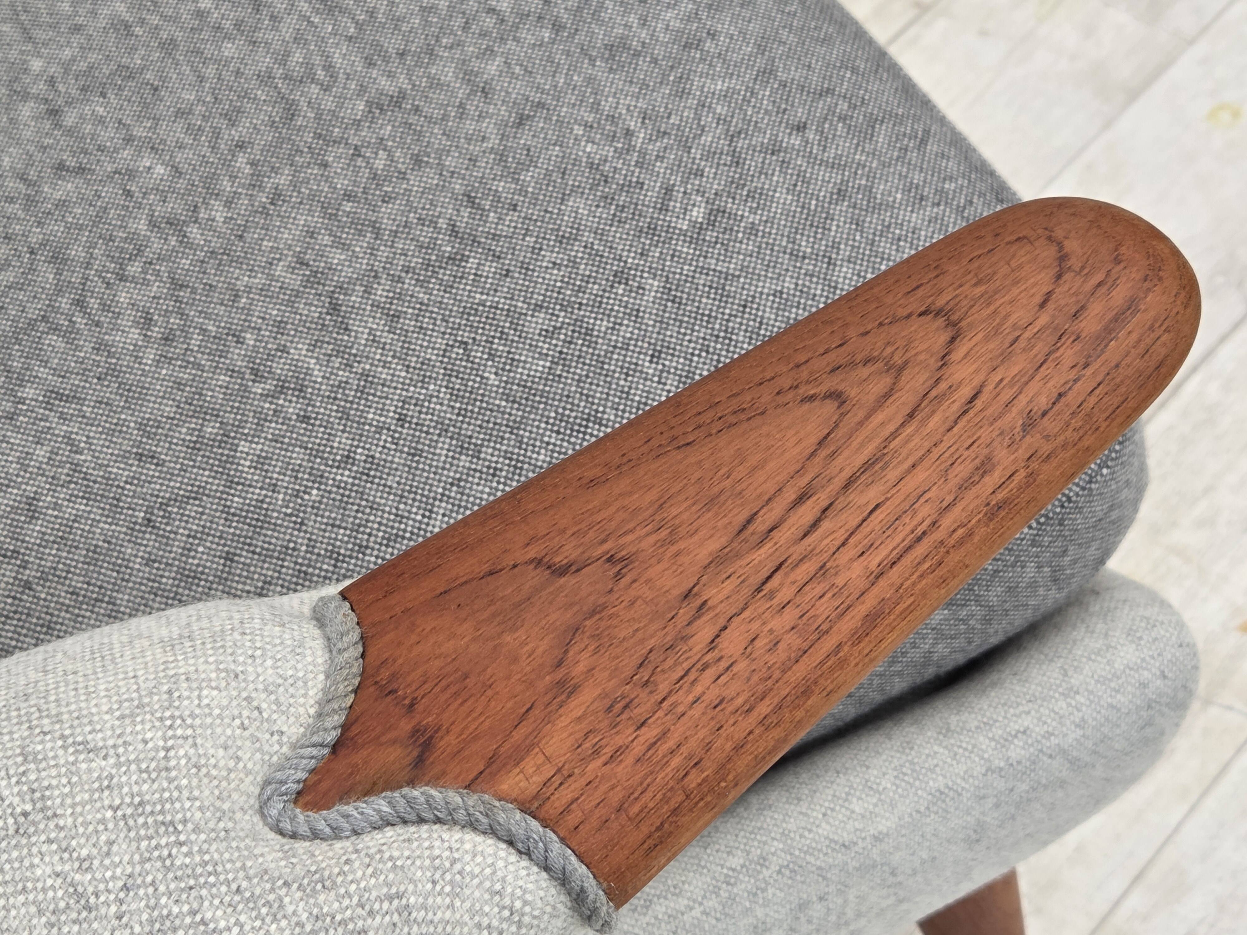 Fauteuil danois à dossier haut avec tabouret, années 1970, laine, bois de teck.
