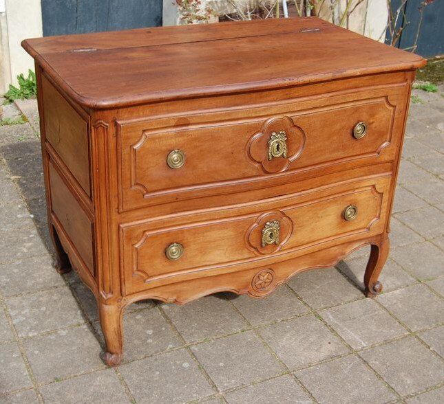 Louis XVI Louis XV period chest of drawers in walnut from the 18th century