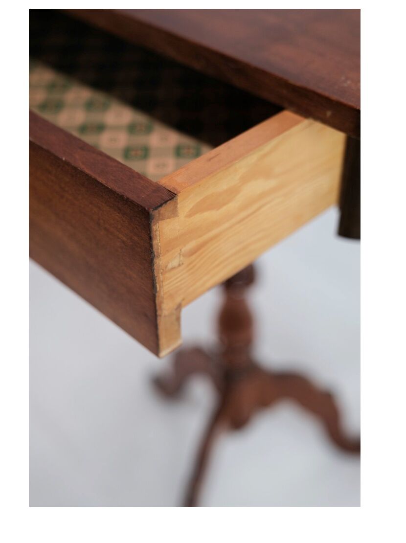 Side Table on a Mahogany Pillar from Around the Year 1850s