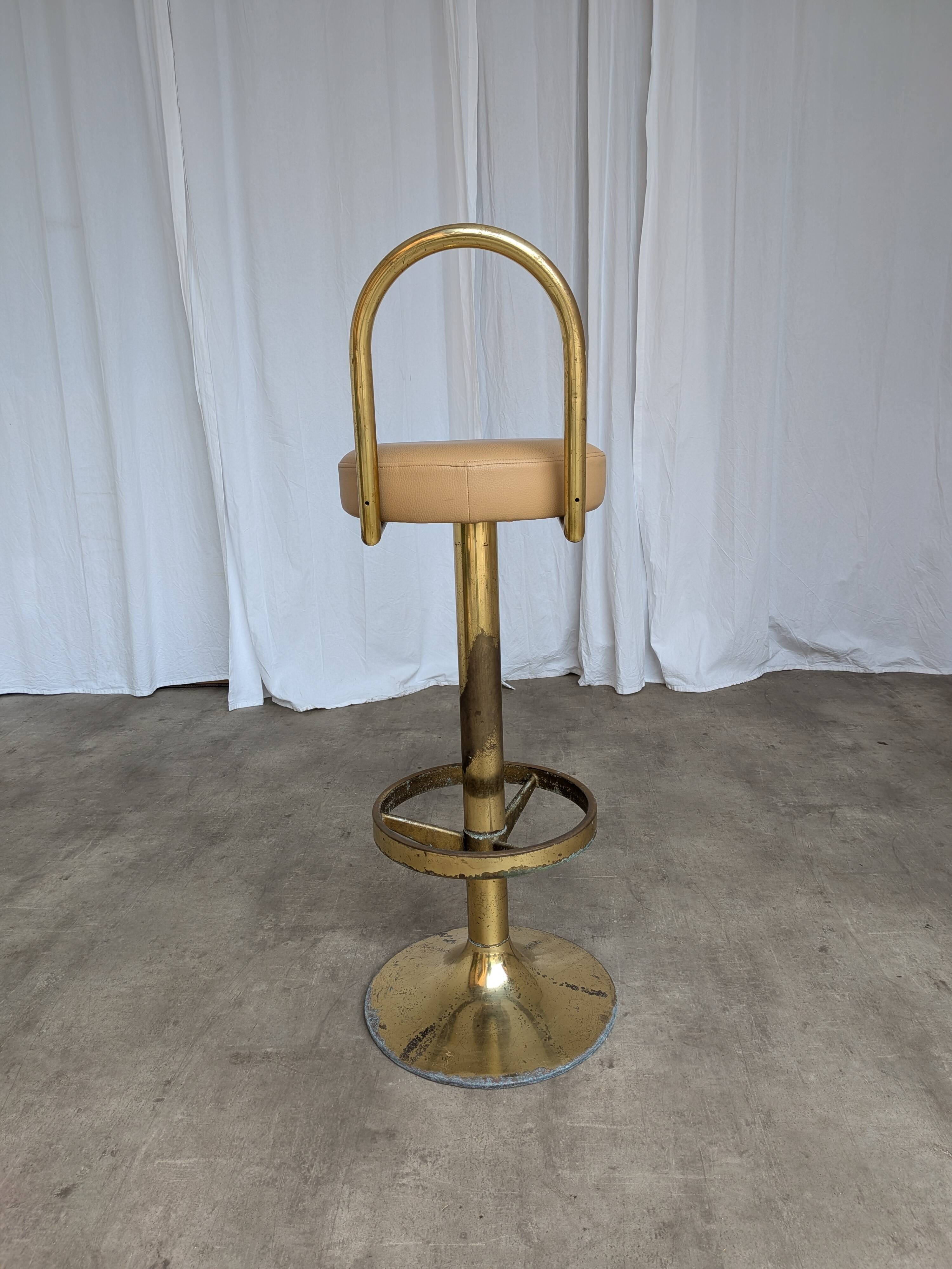 Tabouret de bar italien mid-century modern en laiton et cuir