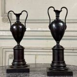 Paire de vases en bronze patine noire, XIXème siècle