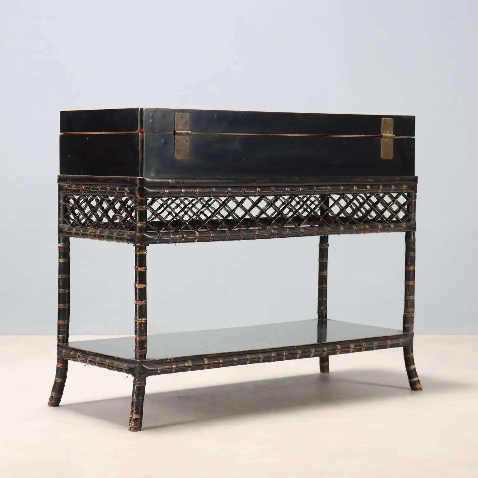 Antique lacquered wooden chest in chinoiserie style, China 19th century