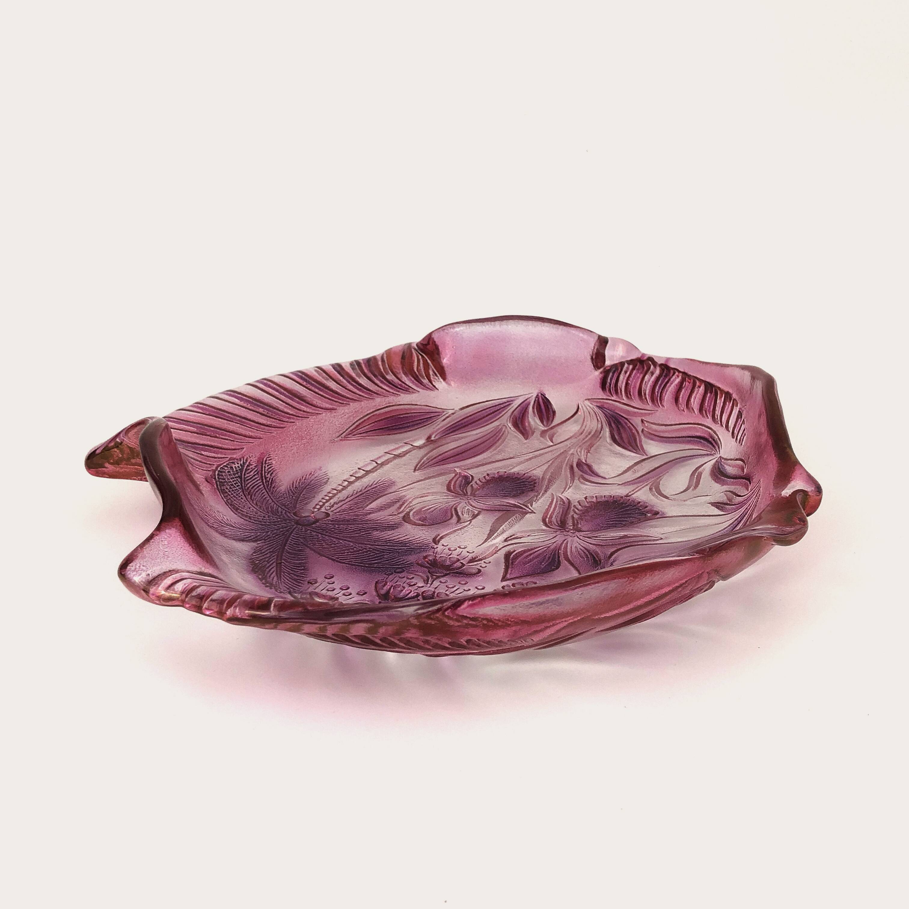 Dreamlike dish with grenadine nuances, fish shape with tropical and floral reliefs