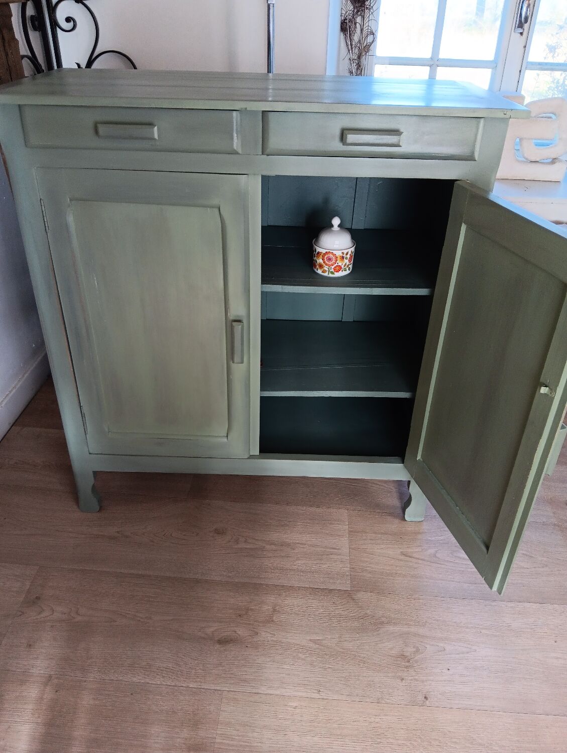 Green Parisian buffet