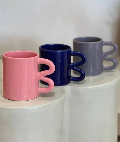 Ceramic mug with wave handle