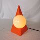 Lampe pyramide céramique, sphère en opaline, postmoderne, 1970.