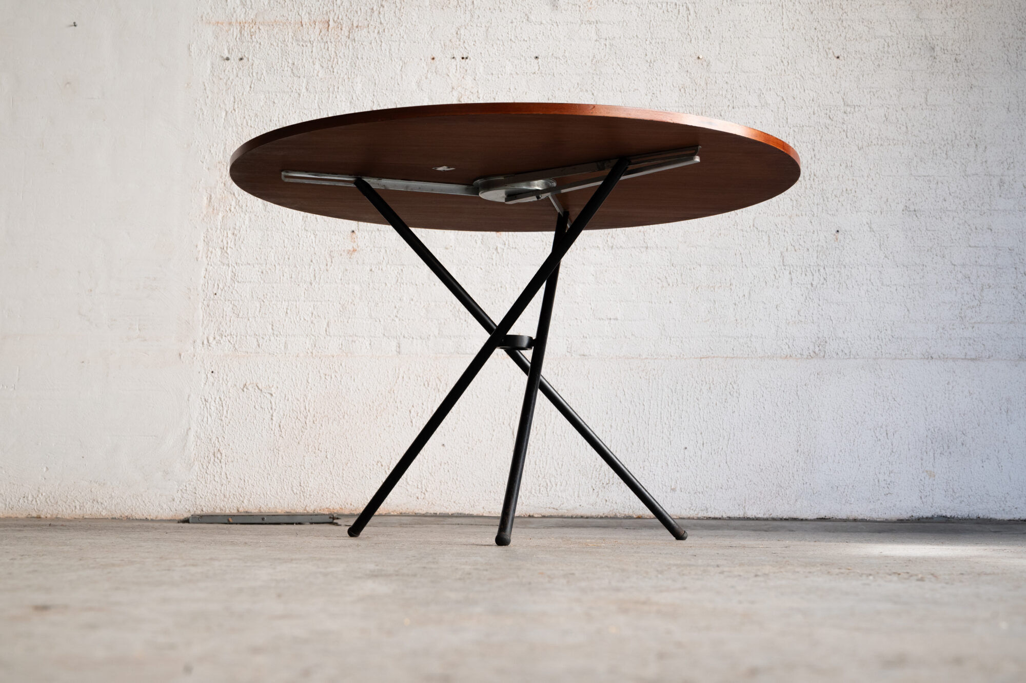 Table ronde élévatrice par Jürg Bally