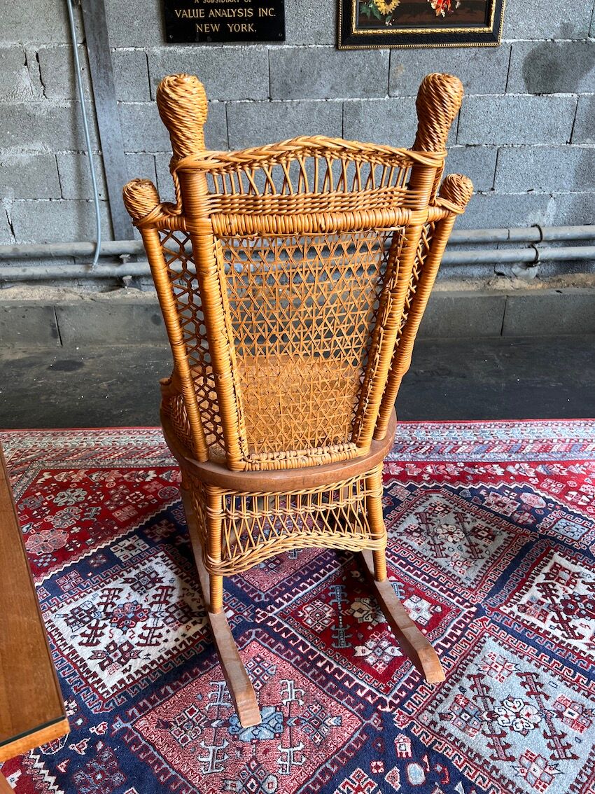 Rocking-chair / vintage rocking chair made of wood and wicker