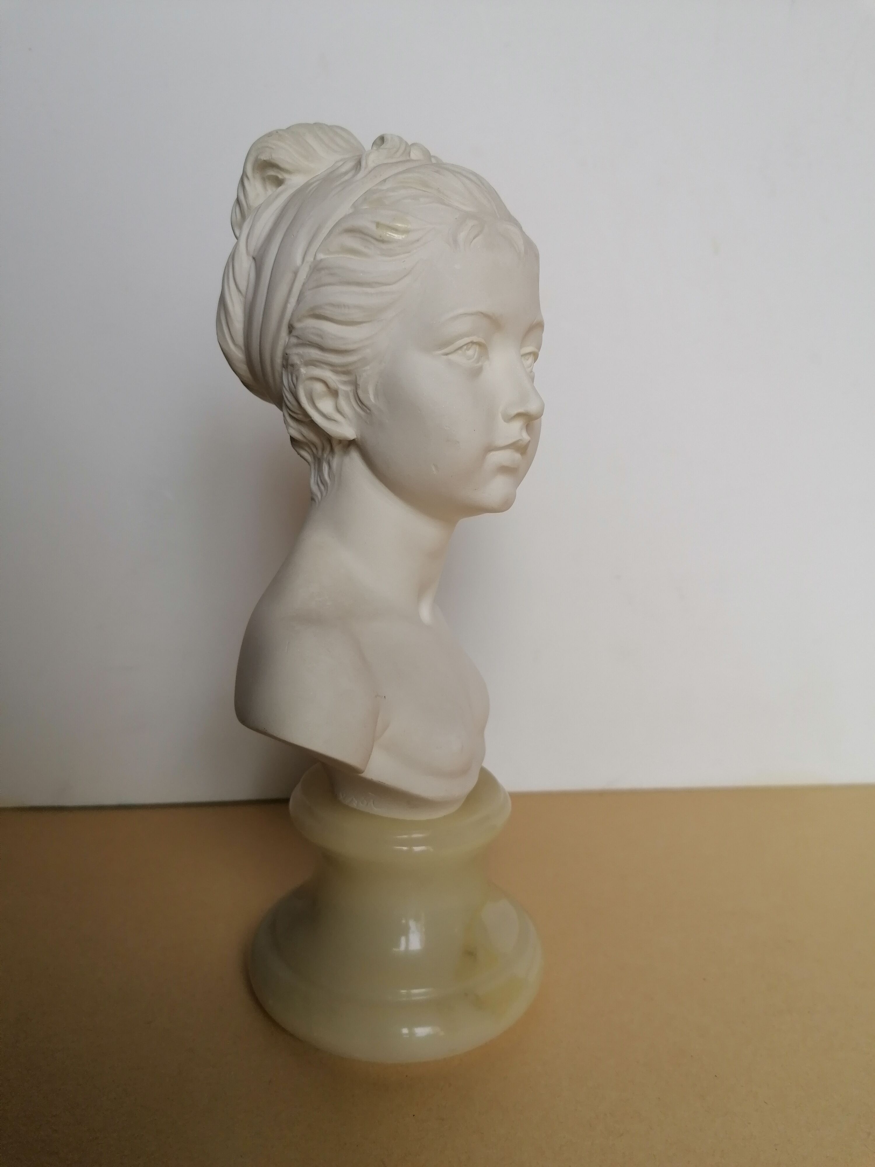Buste jeune fille signé Giuseppe Bessi