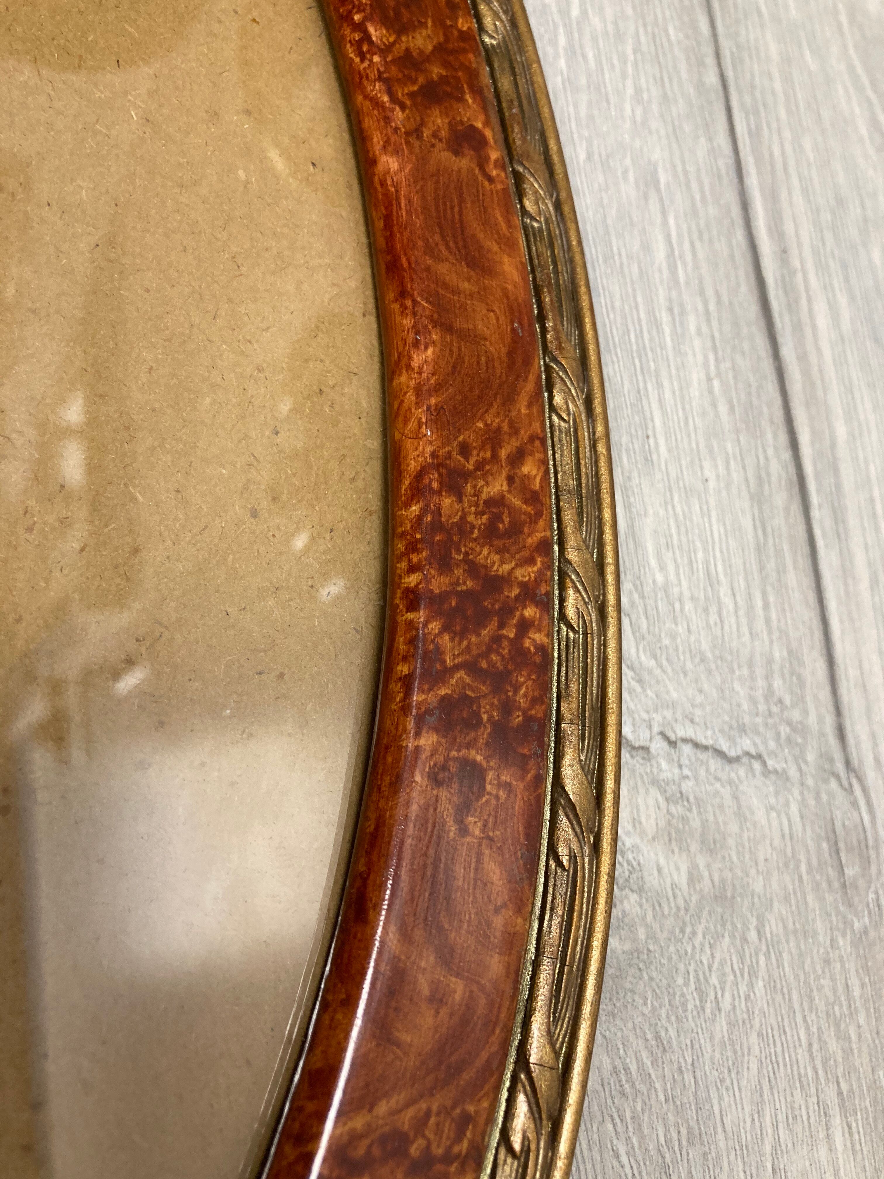 Cadre ovale imitation loupe