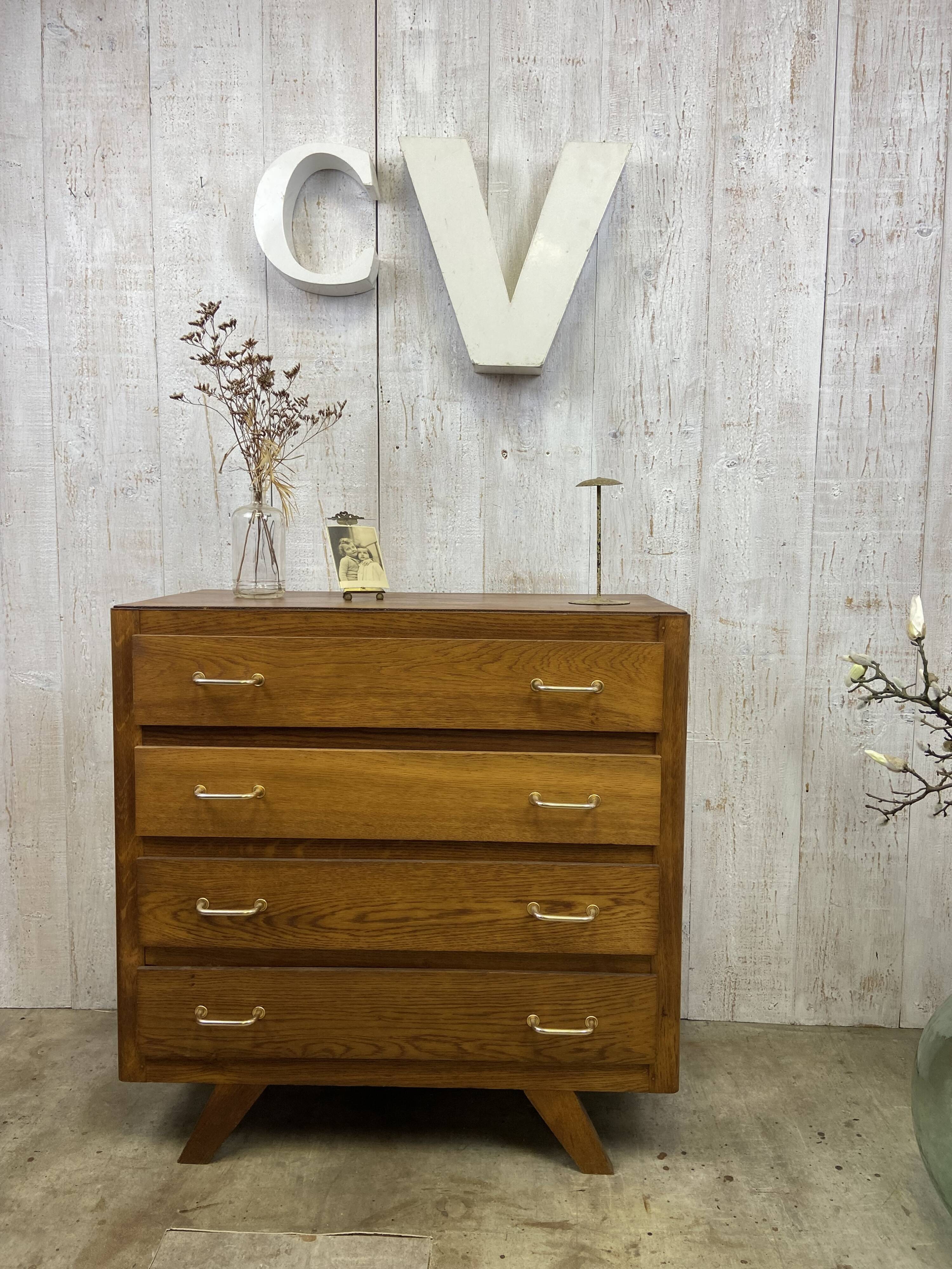 Commode aux pieds compas