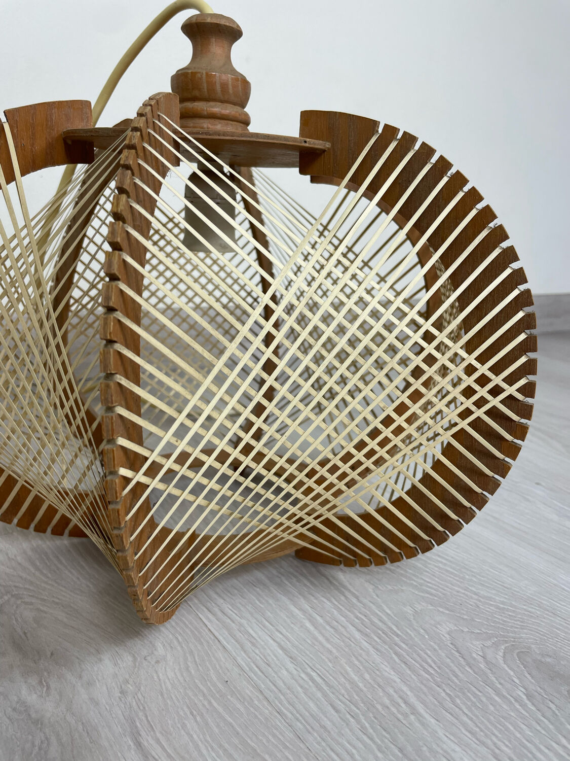Suspension scandinave en bois et fils