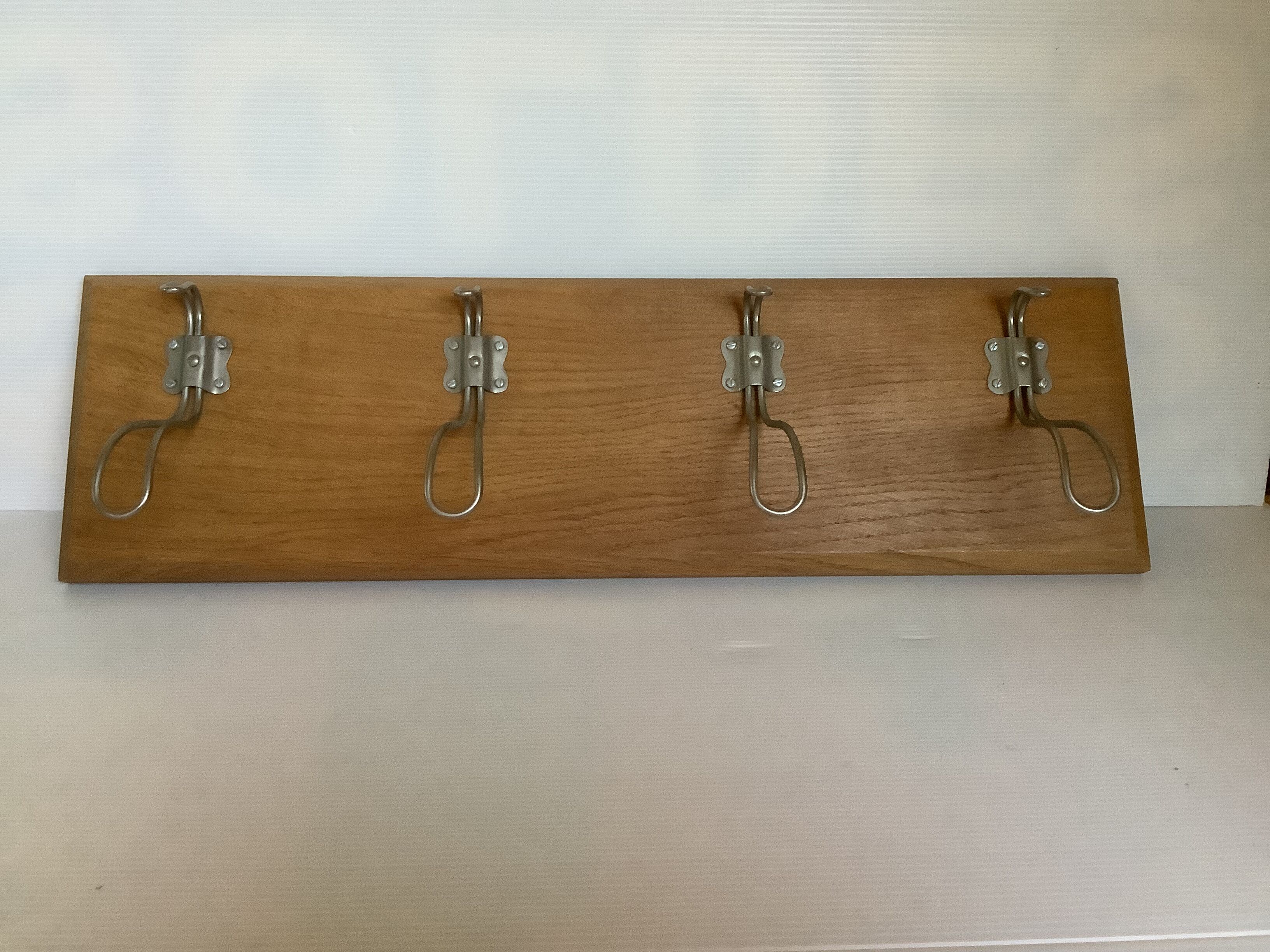 Wall coat rack in thick wood 4 hooks