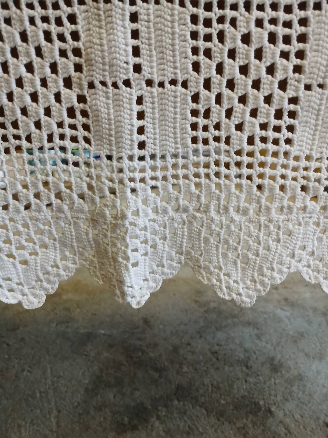 Dessus de lit / nappe / rideau ancien en crochet