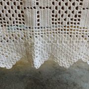 Dessus de lit / nappe / rideau ancien en crochet