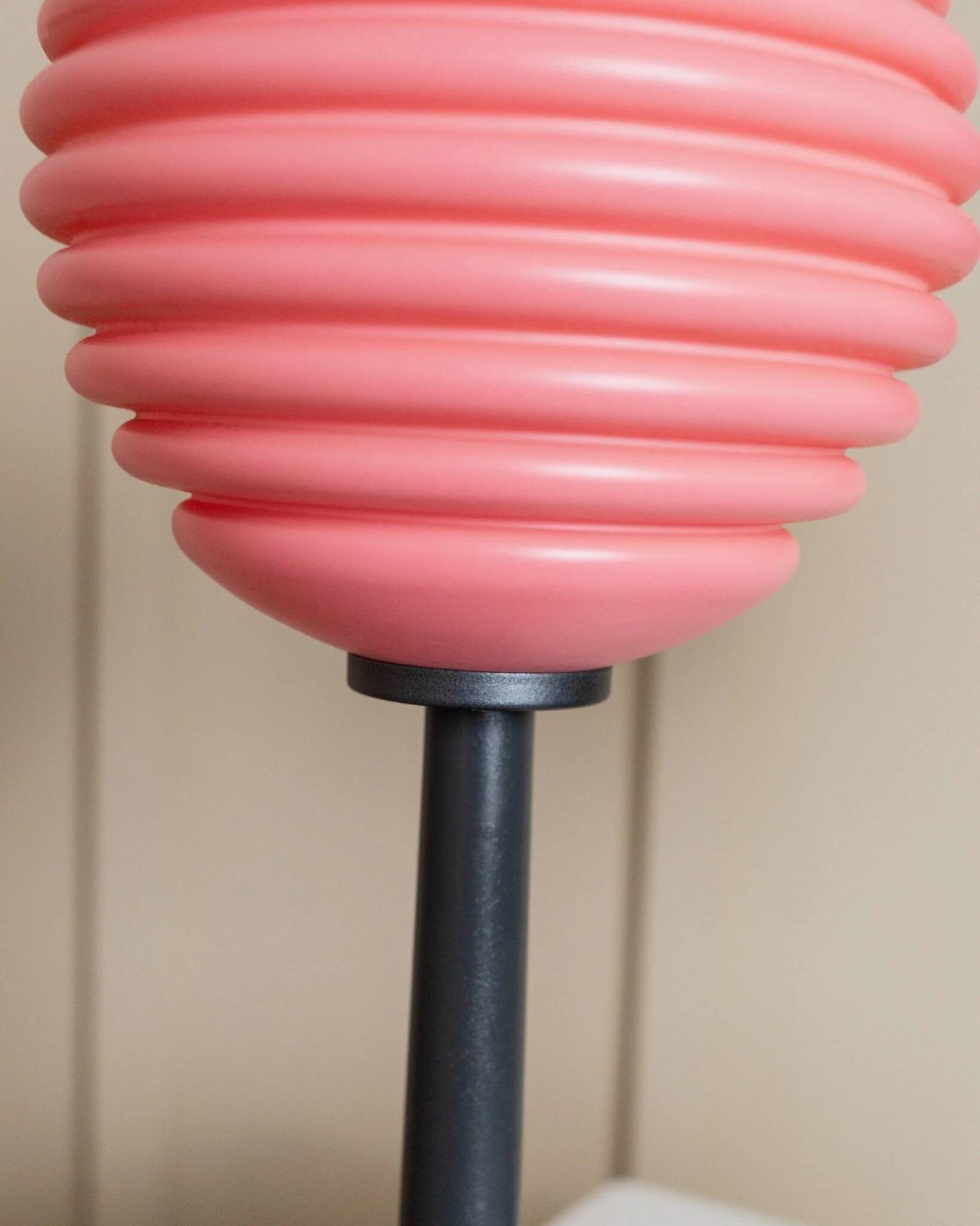 Lot de 2 lampes de table en verre rose - Lampes de chevet vintage avec abat-jour en verre cannelé - Design Space Age Italie - Années 1980