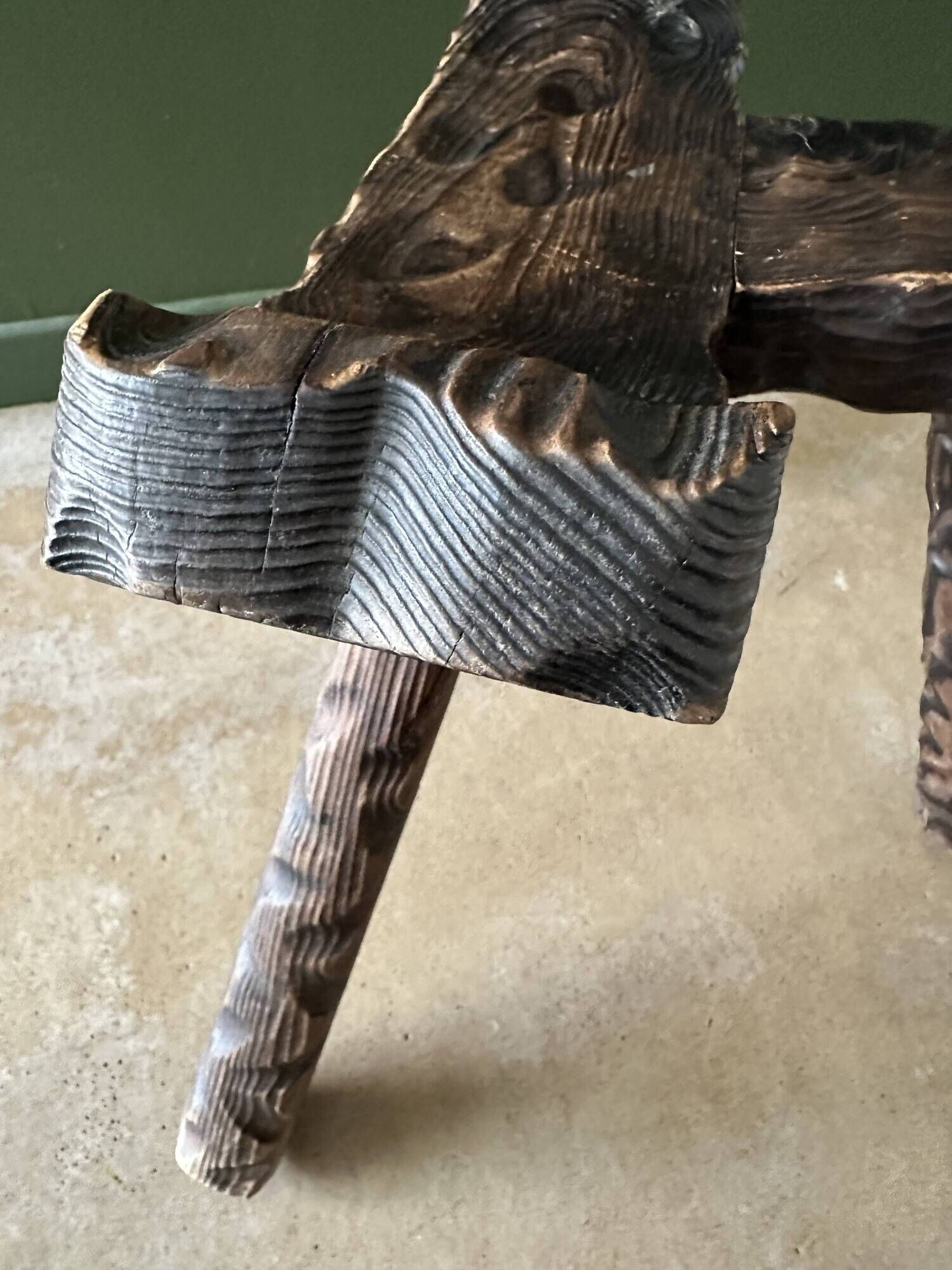 Chaise tripode brutaliste