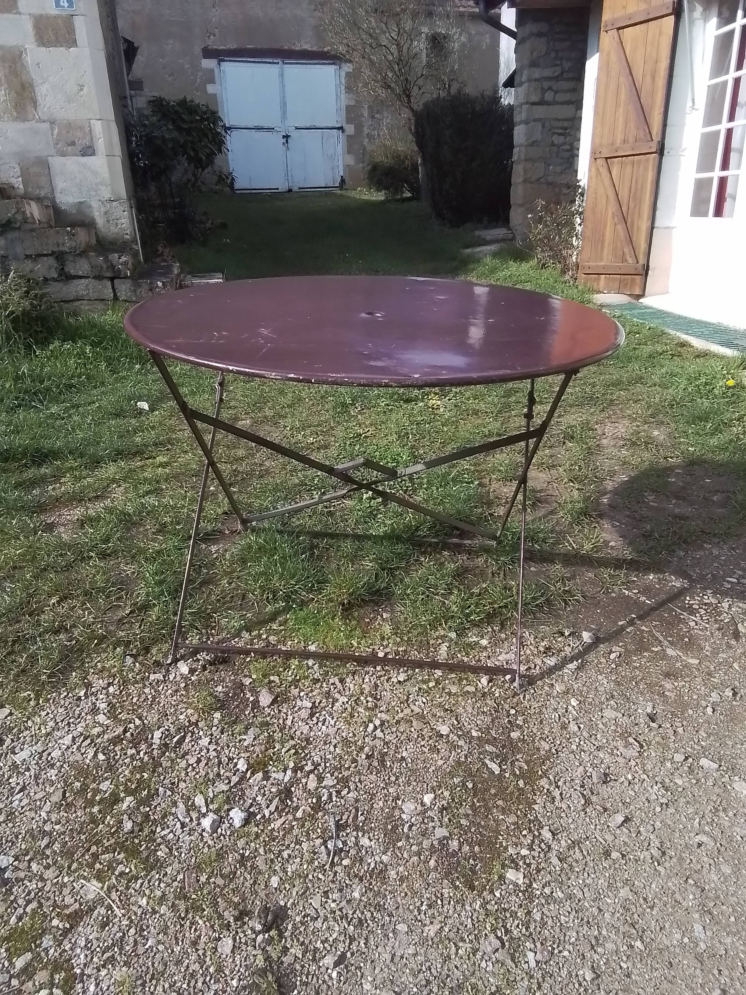 Outdoor table in garnet-colored metal