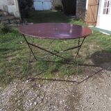 Outdoor table in garnet-colored metal