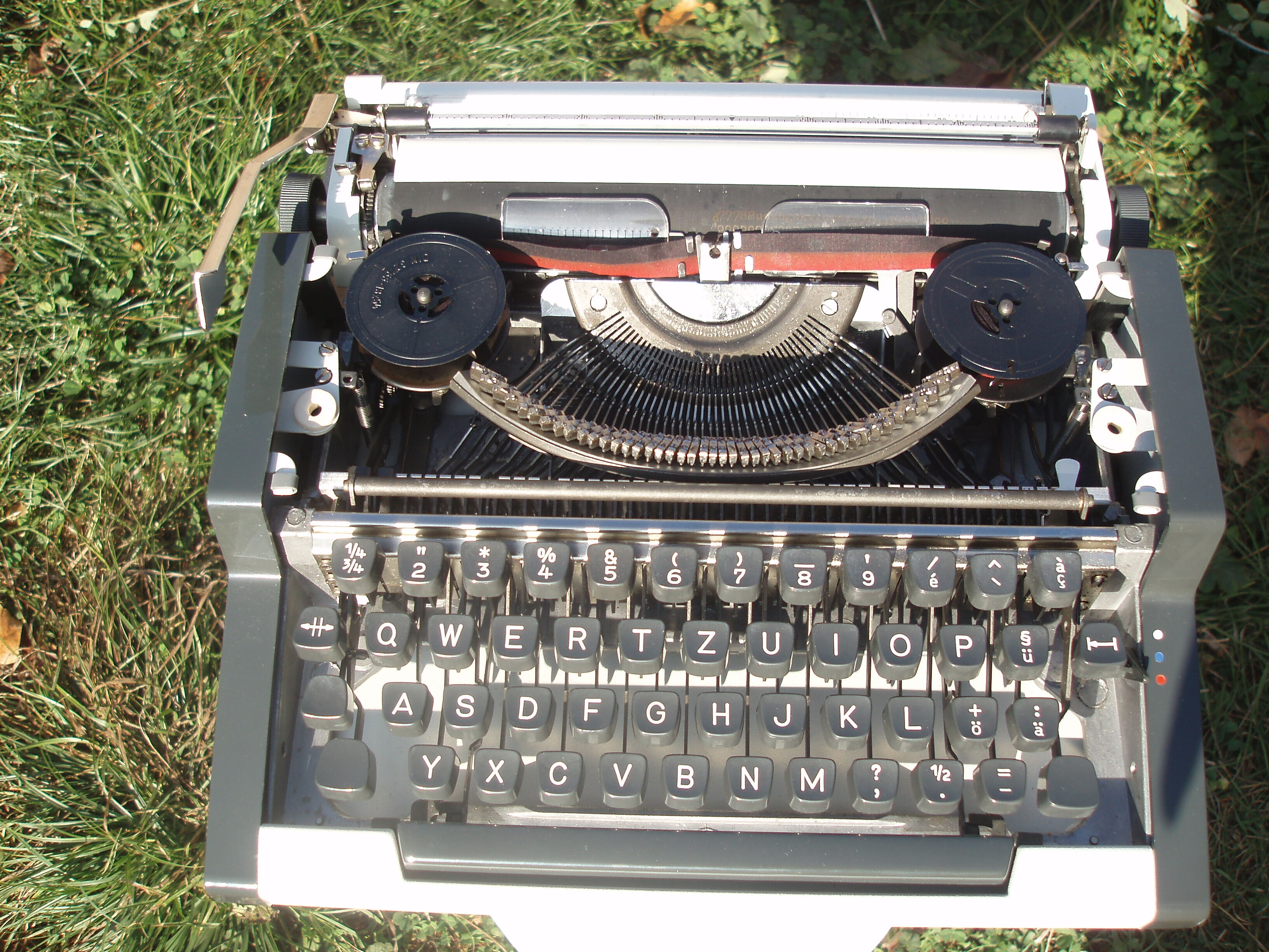 Revised typewriter and Olympia Traveller luxury with his satchel