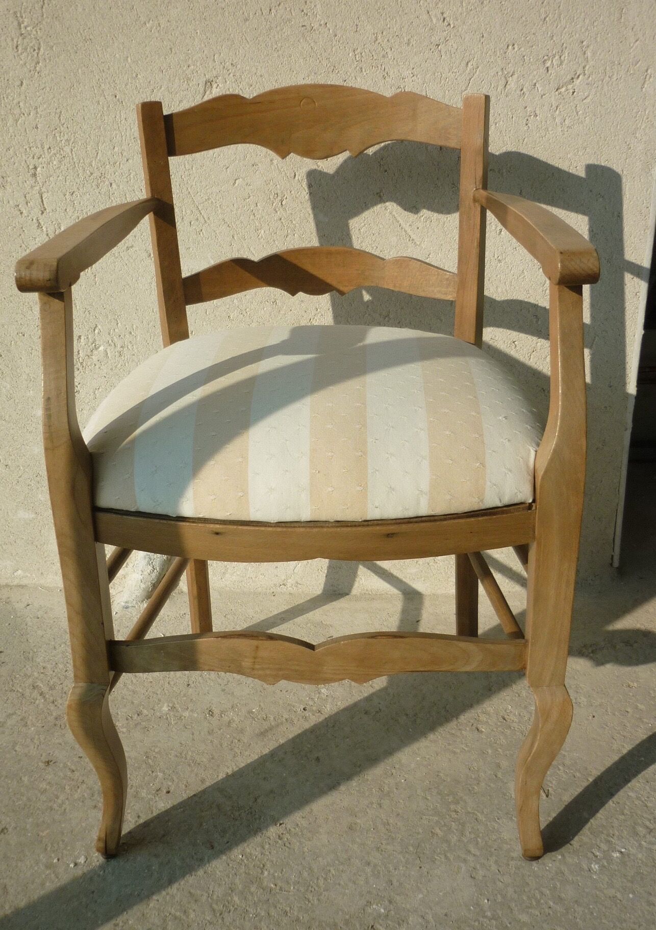 Low back armrest chair