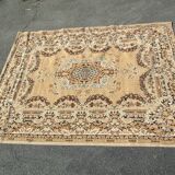 Beige mechanical carpet: 169 x 220 cm