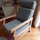 Relaxing armchair with integrated ottoman