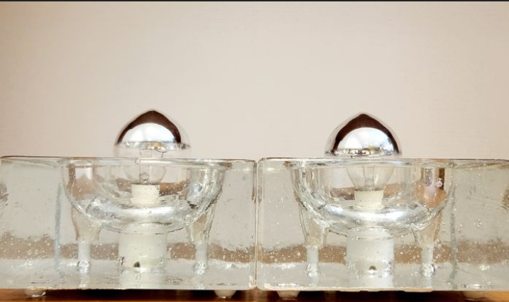 Deux appliques en verre coulé