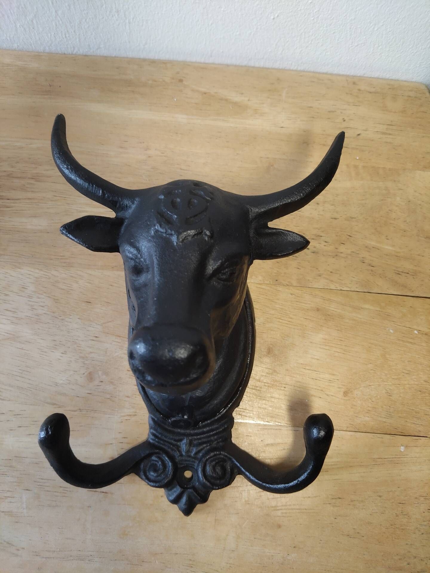 Wall-mounted coat hook in cast iron, bull's head and Camargue cross