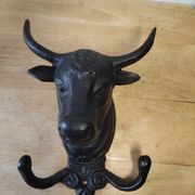 Patère murale en fonte, tête de taureau et croix de Camargue