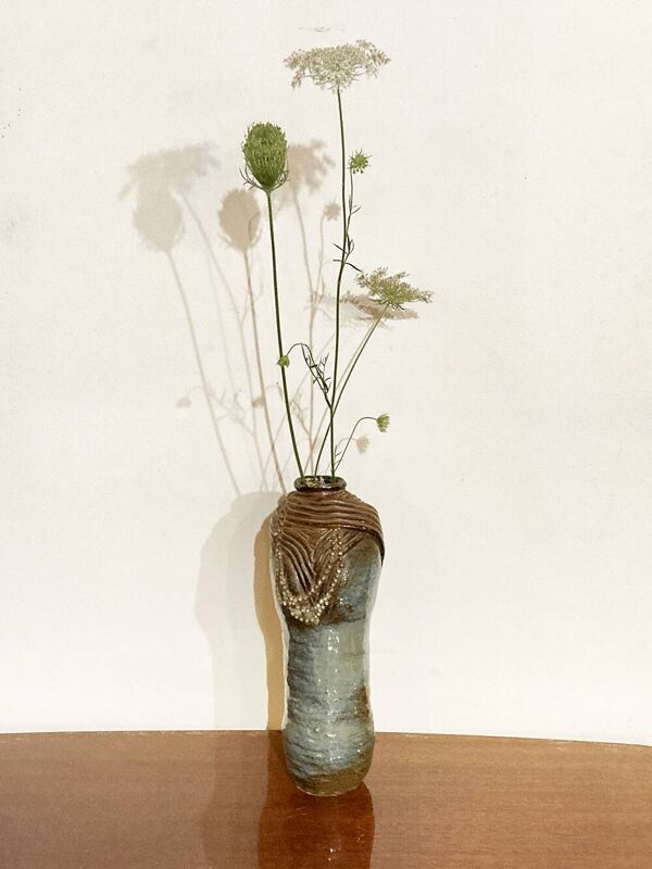 Vase en grès vernissé et monogrammé