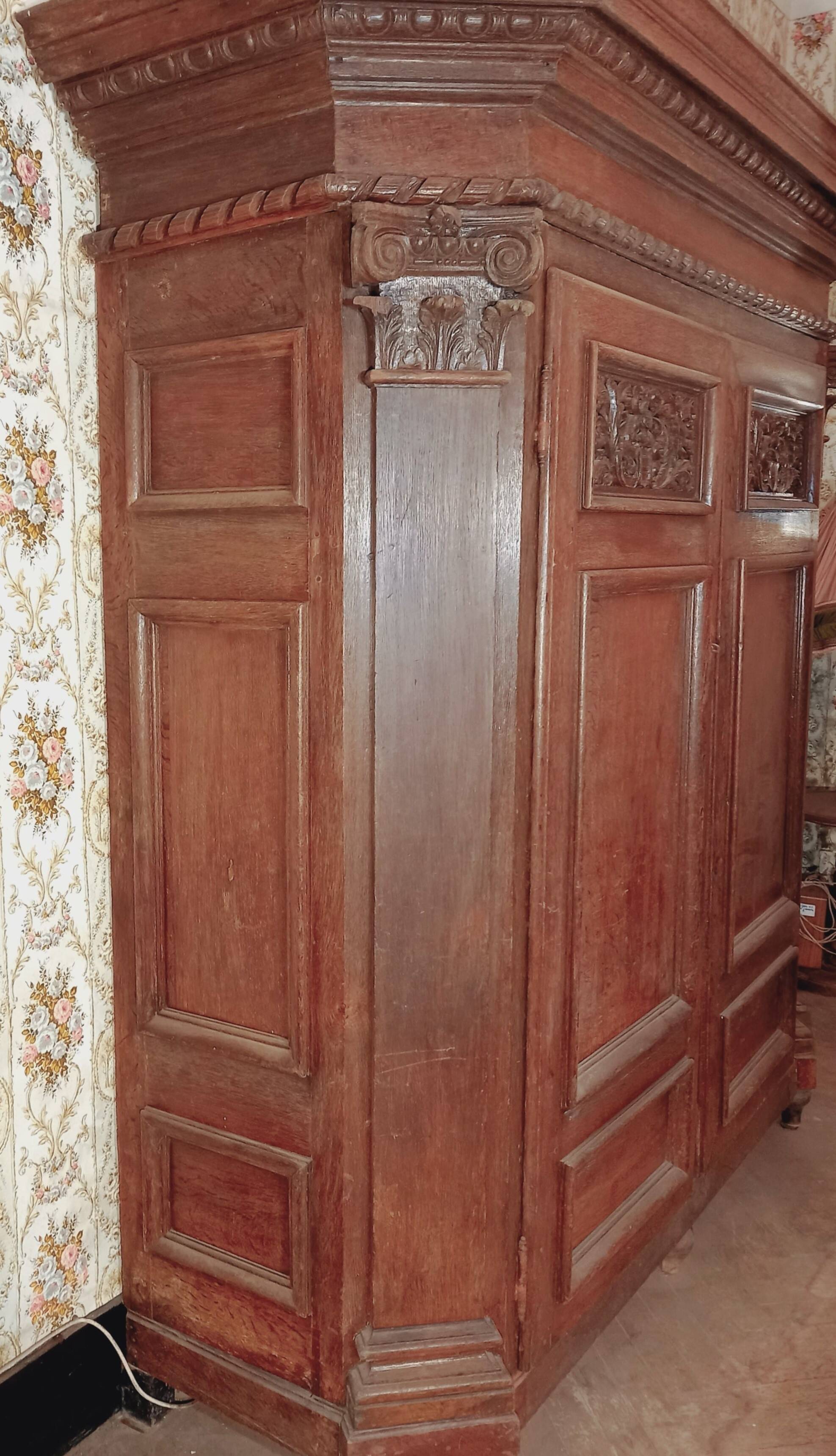 Grande garde-robe en chêne début 18e s.