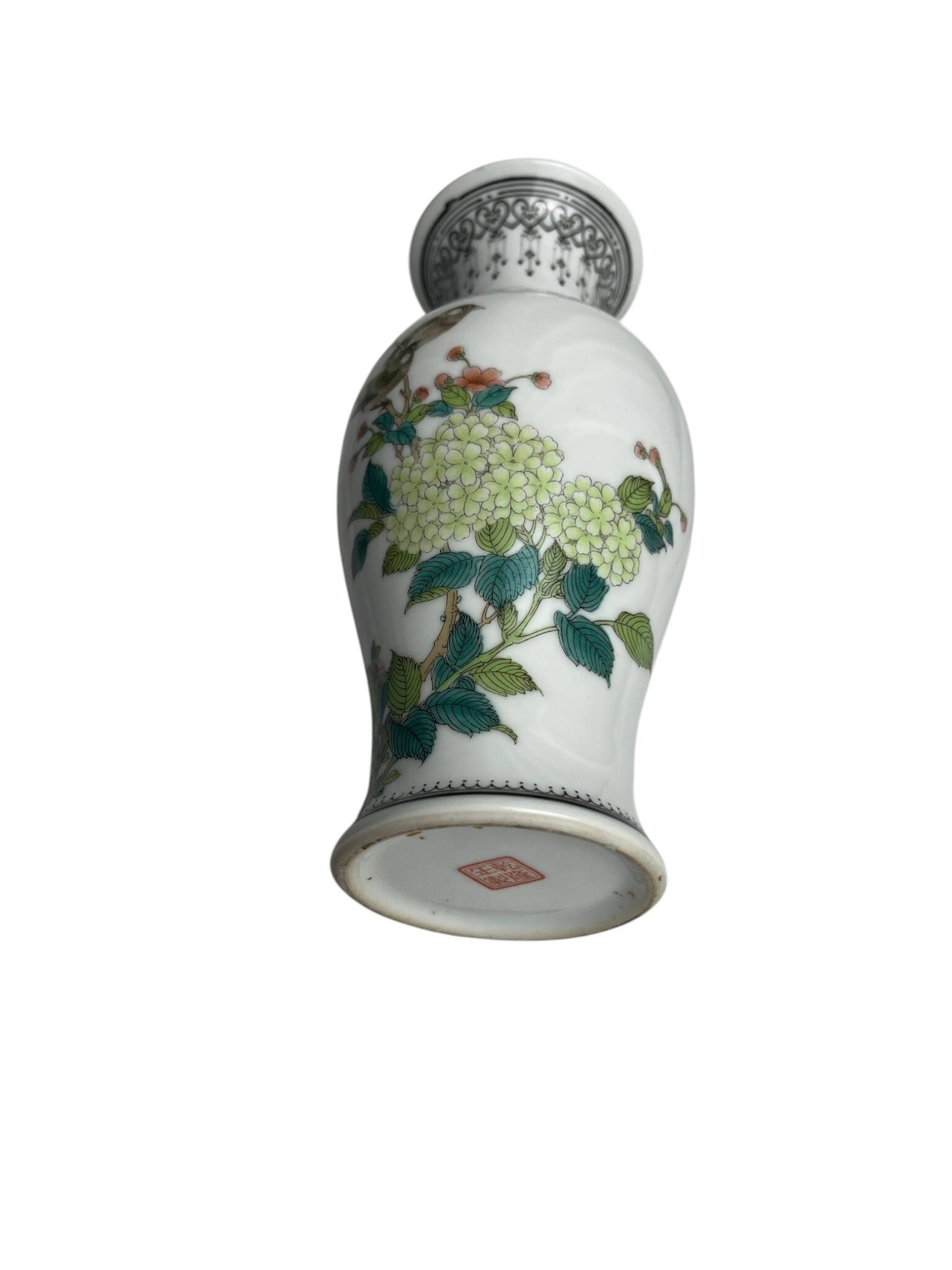 China, small porcelain vase from Jingdezhen with volatile decoration, 20th century.