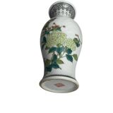 China, small porcelain vase from Jingdezhen with volatile decoration, 20th century.