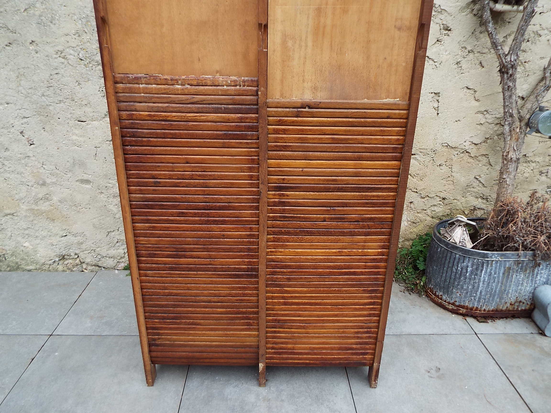 Double curtain cabinet