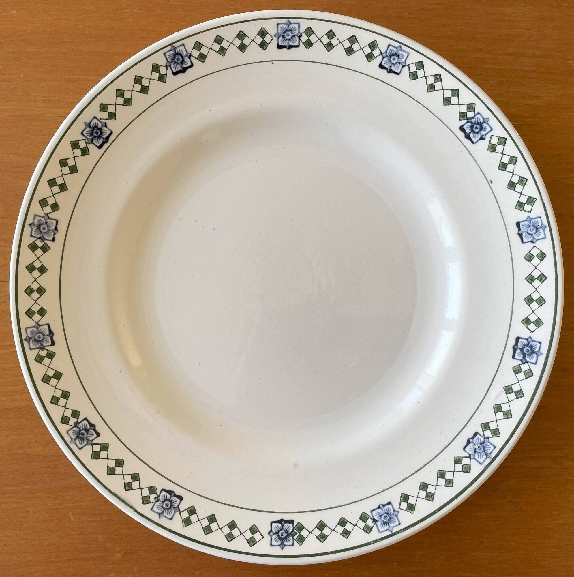 6 assiettes plates anciennes en faïence de Saint-Amand (Nord)