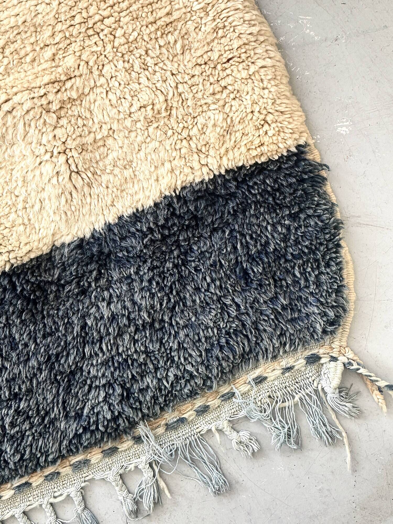 Thick vintage Berber rug, 100% handwoven sheep wool.