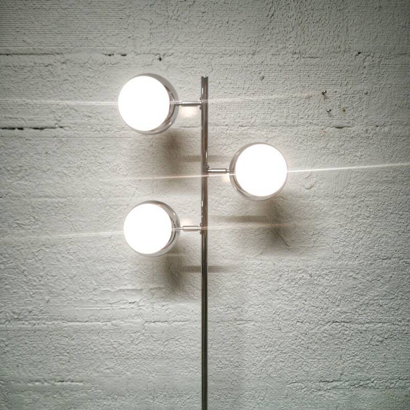 “Eye ball” floor lamp with tulip base