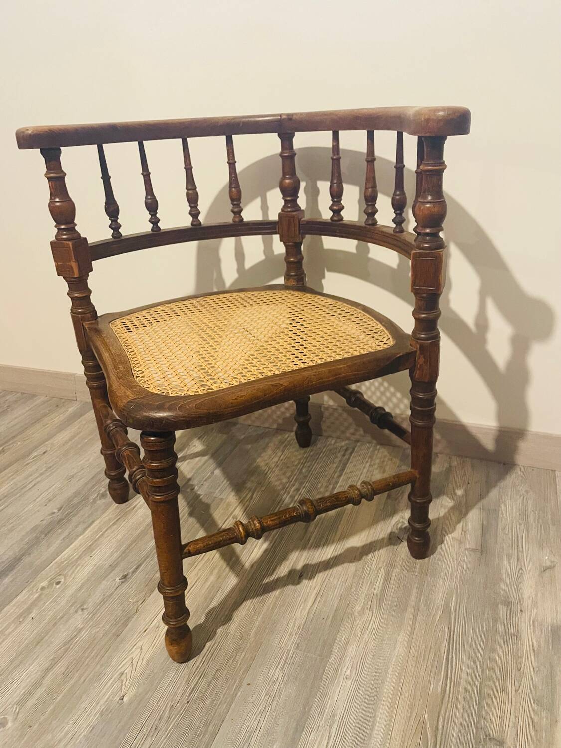 Chaise d’angle en bois et cannage