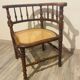 Chaise d’angle en bois et cannage