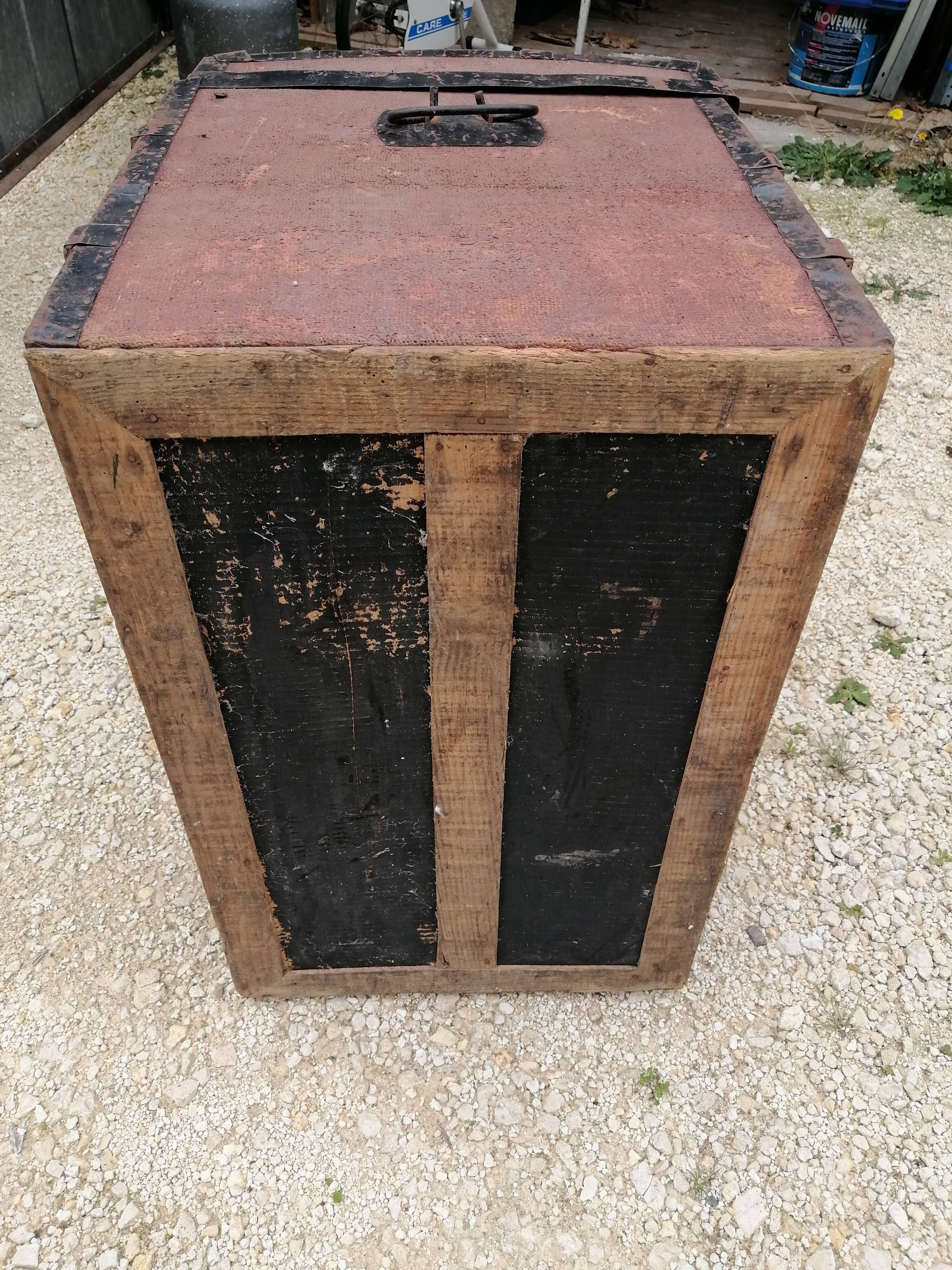 Malle de voyage ancienne bombee