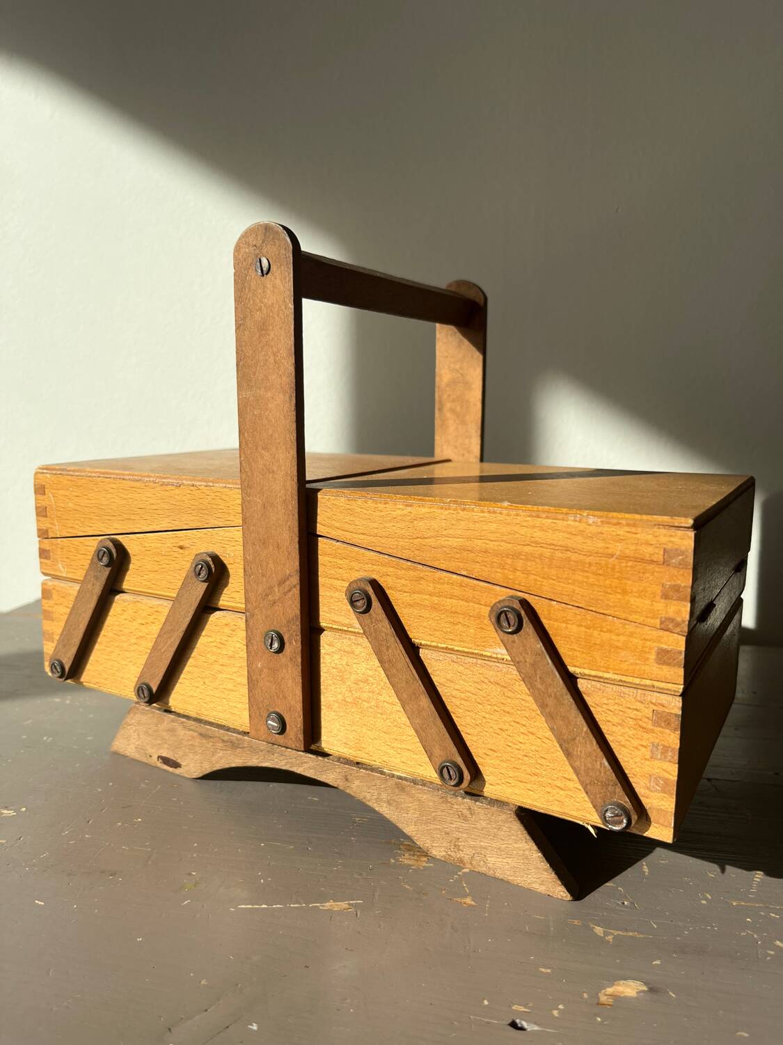 Wooden sewing box - worker