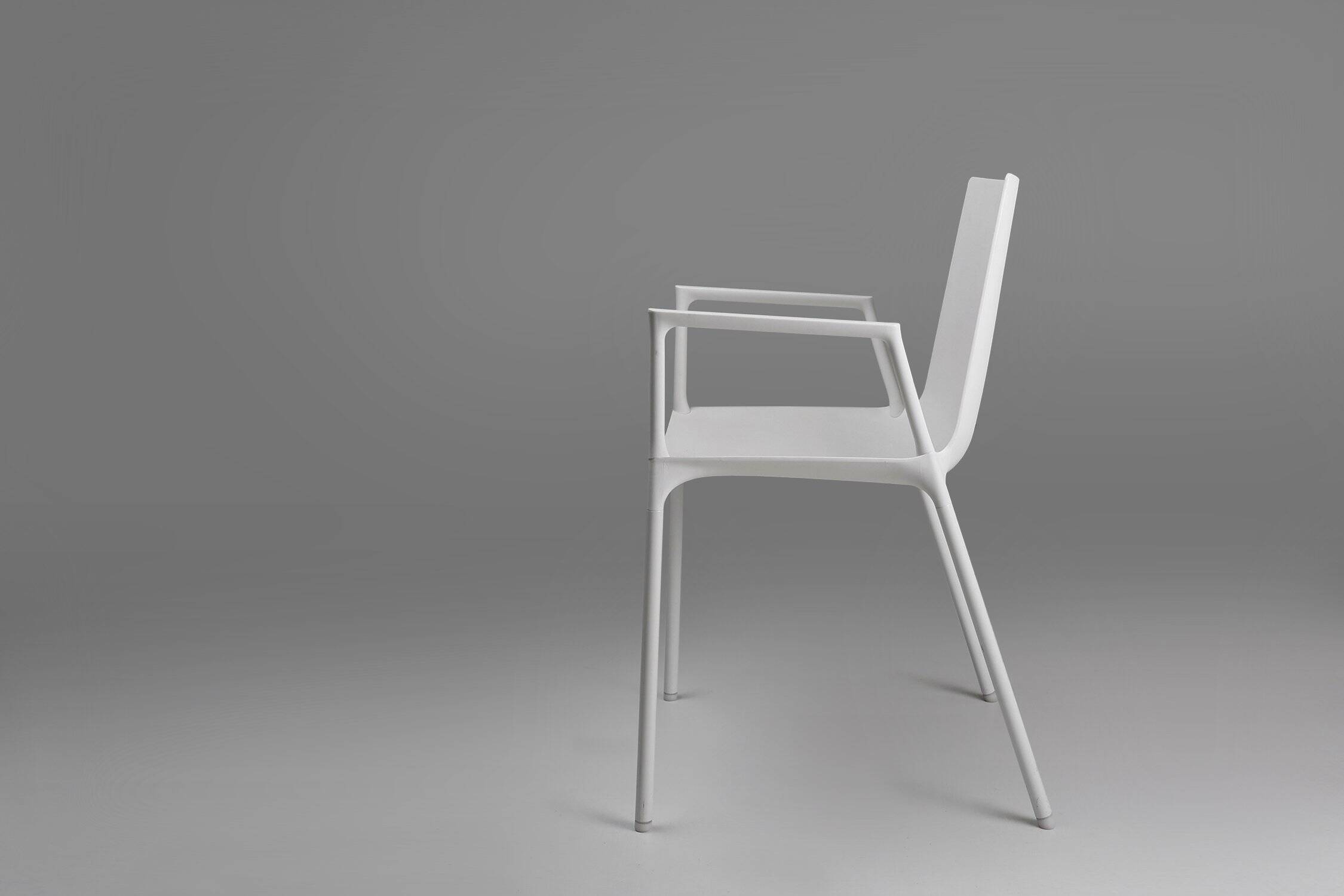 Chaise blanche design du 21e siècle avec accoudoirs, Belgique