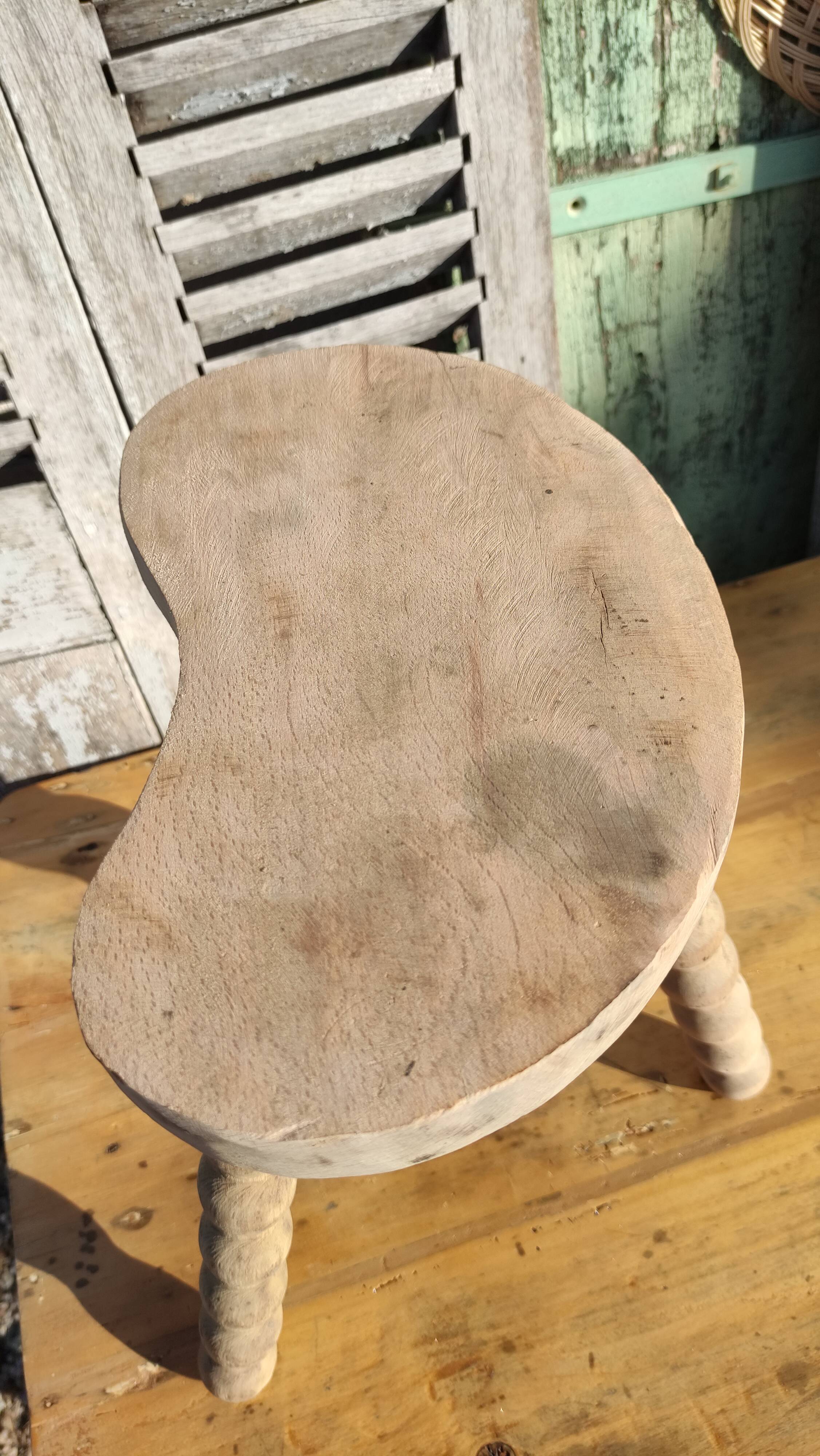 Tabouret tripode de vacher en bois brut